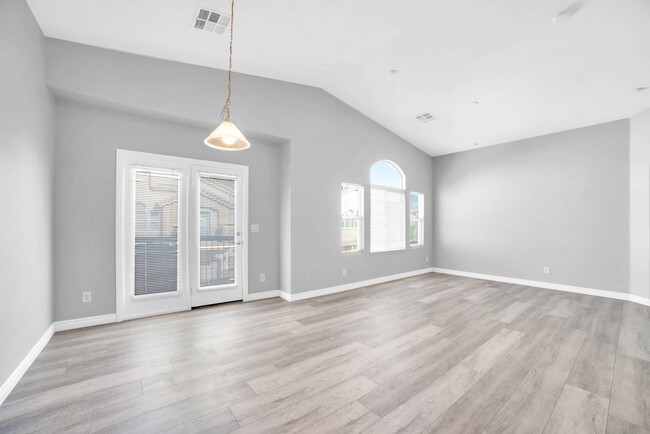 Building Photo - MOVE-IN READY FANTASTIC UPPER LEVEL 2-BEDR...