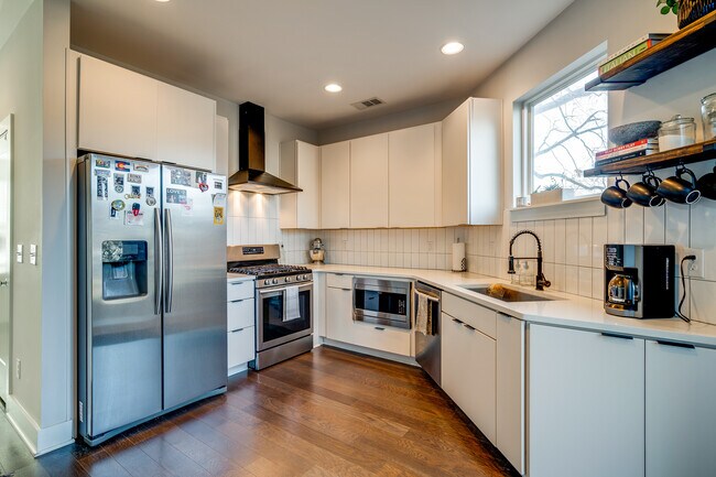 Building Photo - 717 Tral St