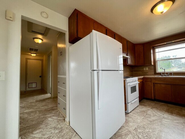 Building Photo - Pet friendly 2 Bedroom, 1 Bathroom with Sp...