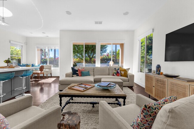 Building Photo - 35 Calle La Reina