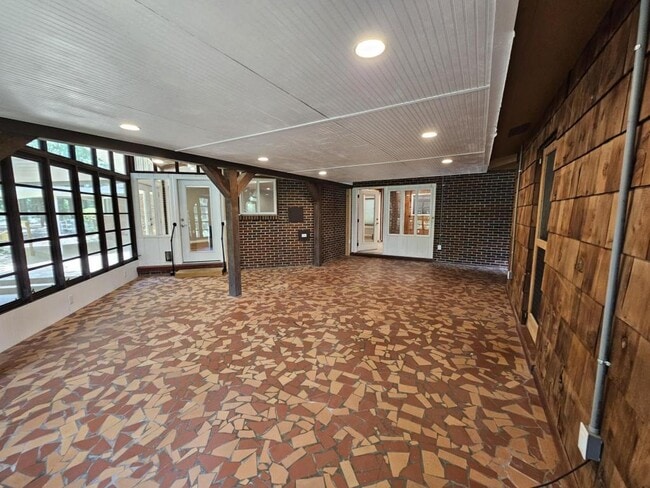 Building Photo - 661 Brookmeade Dr