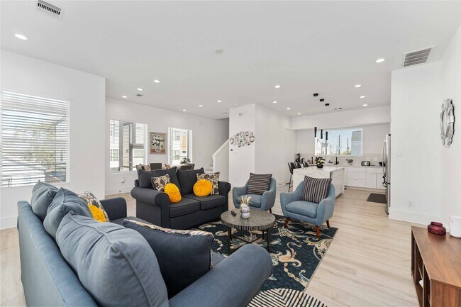 Building Photo - 3410 Baer St