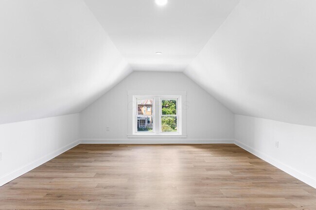 Building Photo - 1399 E Long St