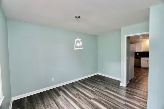 Building Photo - 807 N Guignard Dr