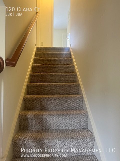 Building Photo - 120 Clara Ct