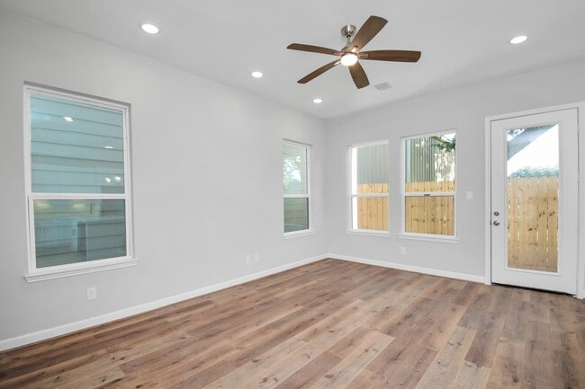 Building Photo - 2333 Hoskins Dr