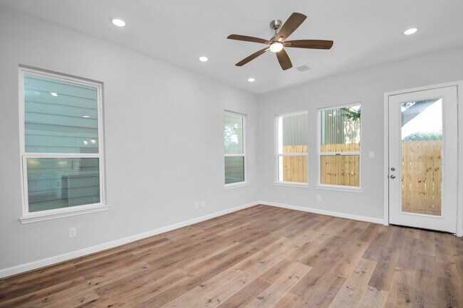 Building Photo - 2349 Hoskins Dr