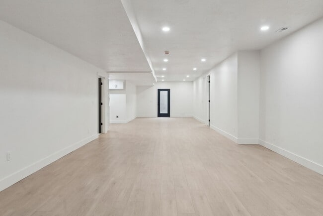 Building Photo - Stunning Single Family Home In Beautiful N...