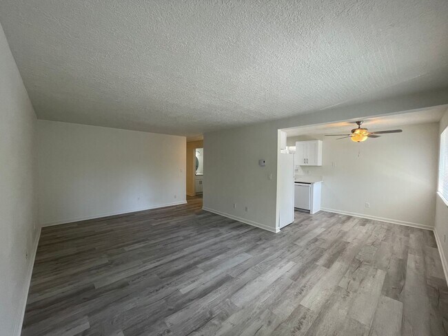 Building Photo - Spacious 2 Bed 1.5 Bath Apartment in Gresham - Newly Renovated w/ Washer & Dryer!