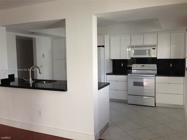 Building Photo - 3 br, 2 bath Condo - 16091 Blatt Blvd Apt 301