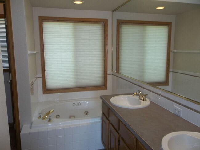 Building Photo - Comfort & Space in Fort Collins – 5BR Home...