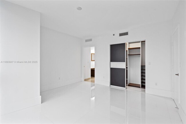 Building Photo - 495 Brickell Ave