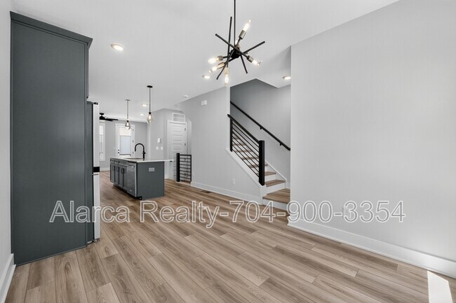 Building Photo - 5018 Tiny Ln