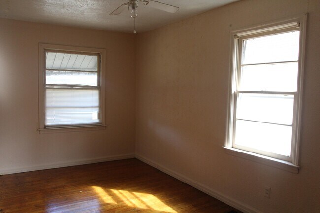 Building Photo - 706 W Mercer Ave
