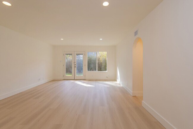 Building Photo - 1162 Camille Dr