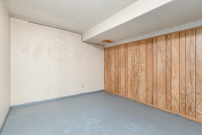 Building Photo - 5025 E Weaver Ave