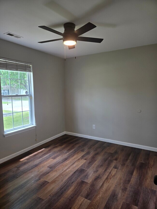 Building Photo - 302 Paddock Pl