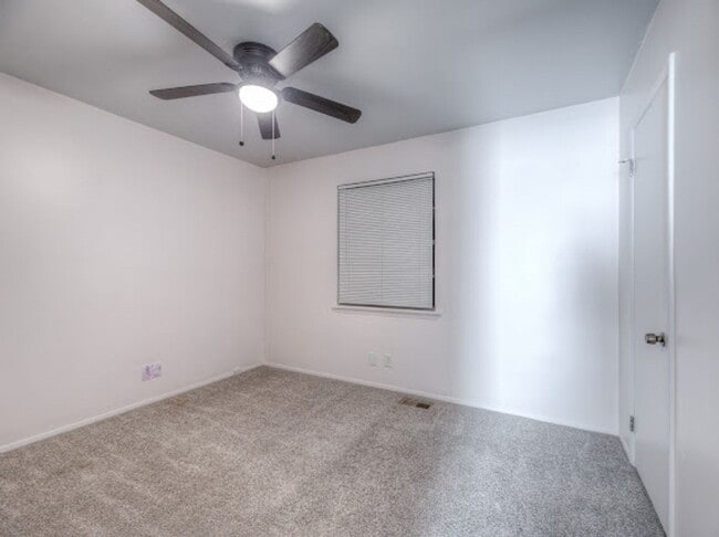 Building Photo - Spacious 3 Bedroom, 2 Bath Duplex with Garage, Washer & Dryer Included – Move-In Ready!