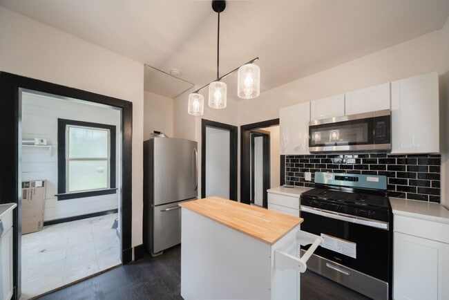 Building Photo - Charming Spanish Revival bungalow!