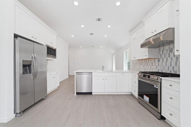 Building Photo - 27619 Village Cir Dr