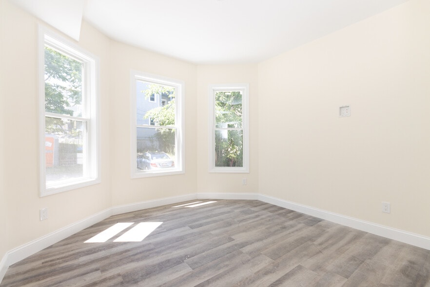 Building Photo - 2 French Ter