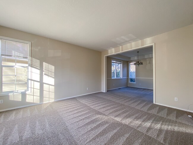 Building Photo - Stunning 4 Bed + 2.5 Bath House in Lake Oswego | Private Backyard, Open Floor Concept, Air Condit...