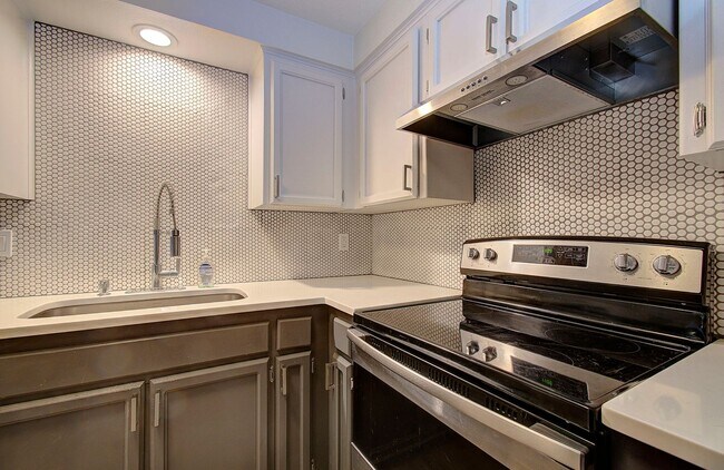 Building Photo - Cozy 2 bdrm 2 bath Condo - HALF OFF the 1s...