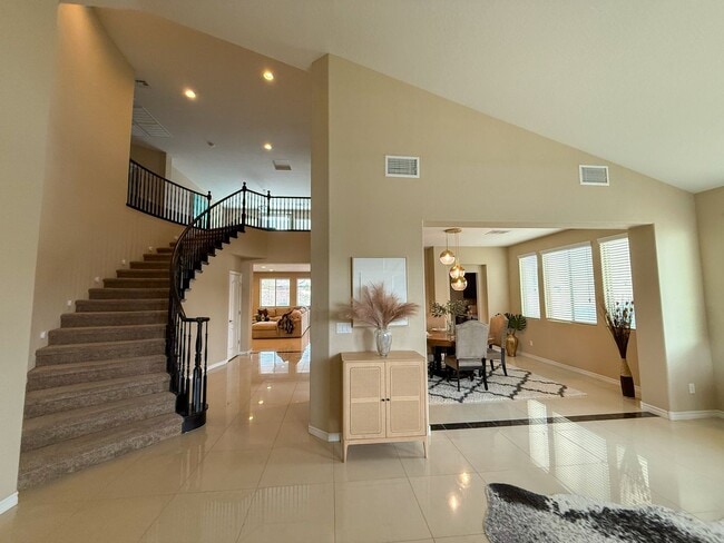 Building Photo - Luxury 6/BD 4.5/BA Large Furnished Home with Dual Primary Suites in Gated Community