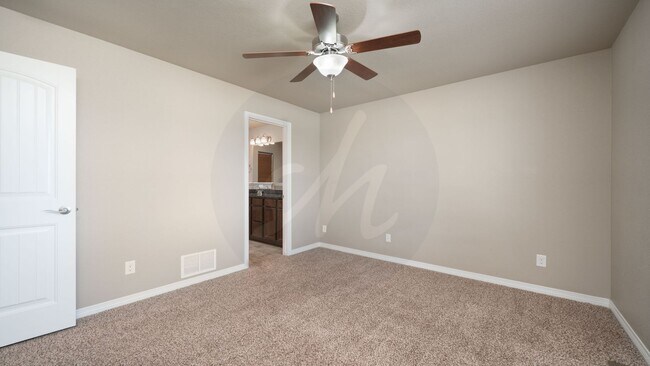 Building Photo - Lovely Three Bedroom Home with Mountain Views