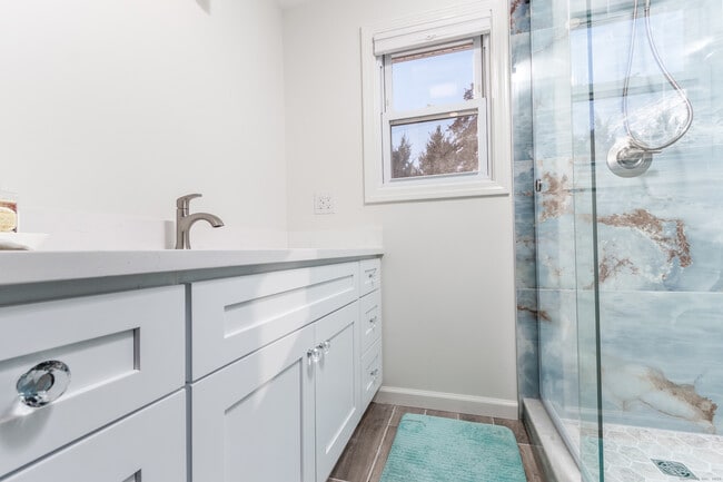 Building Photo - 18 Bay St