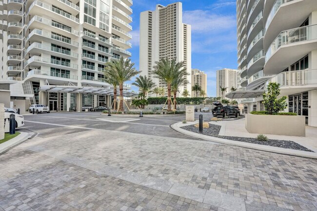 Building Photo - 3100 N Ocean Dr