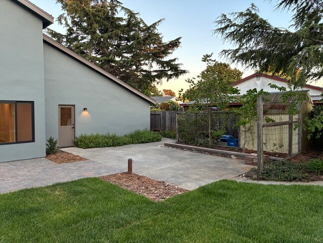 Building Photo - 405 Solano Dr