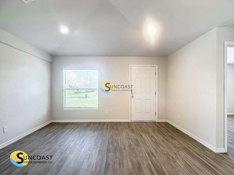 Building Photo - 6357 Spinnaker Blvd