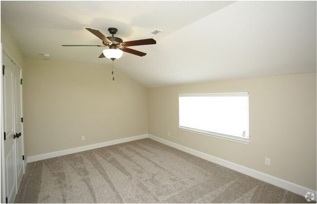 Building Photo - Eagle Creek Townhomes - Fall in love with lower rent!