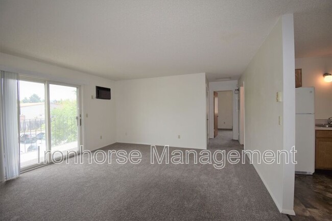 Building Photo - 811 W Villard St