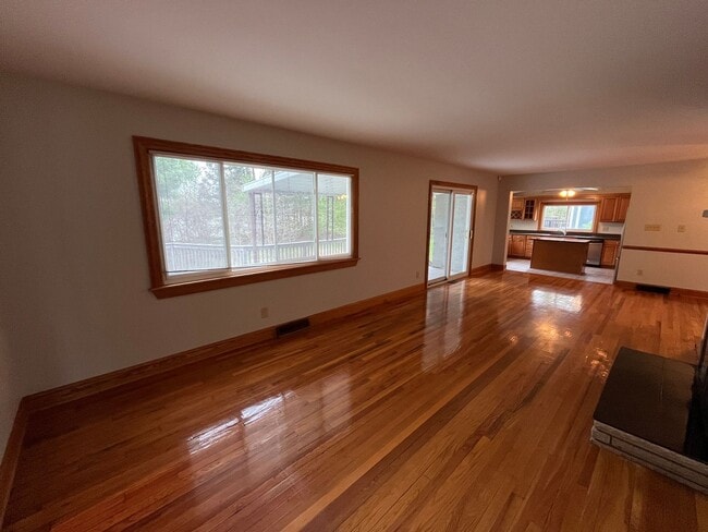 Building Photo - **RIVERFRONT 4-BEDROOM/2-BATH WITH 4-CAR GARAGE, FULL BASEMENT!!**
