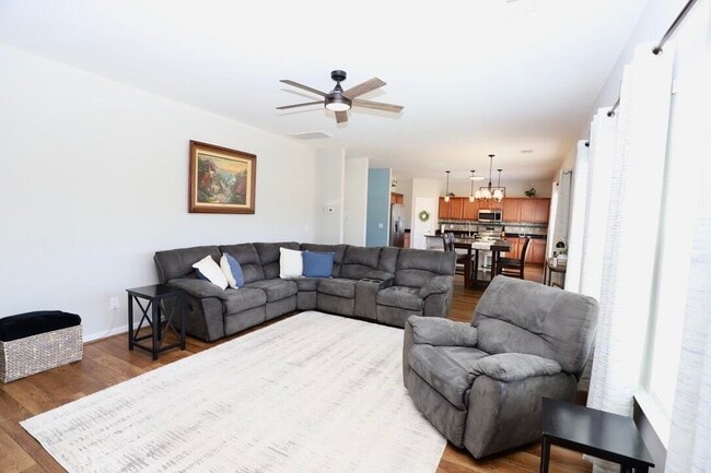 Building Photo - 3260 Matthews Dr