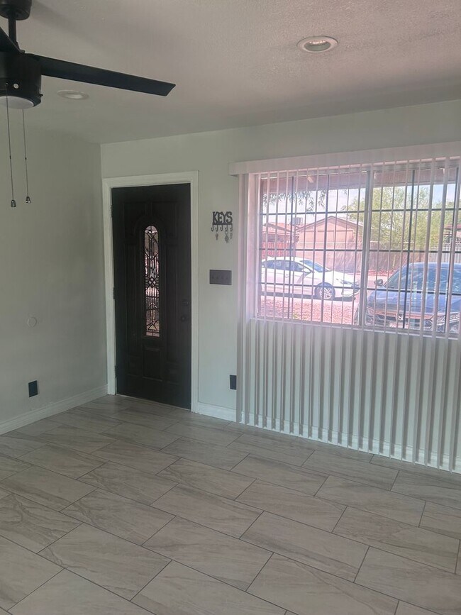Building Photo - Absolutely Amazing Renovated Home – Move-I...
