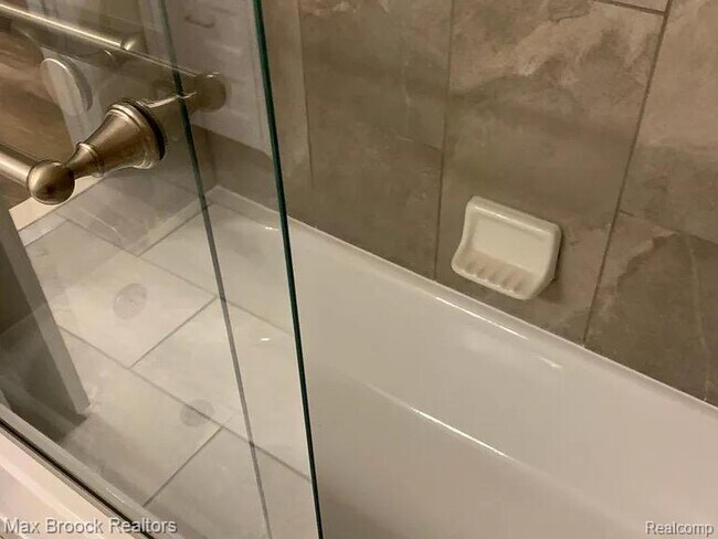 Building Photo - 42556 Plymouth Hollow Dr