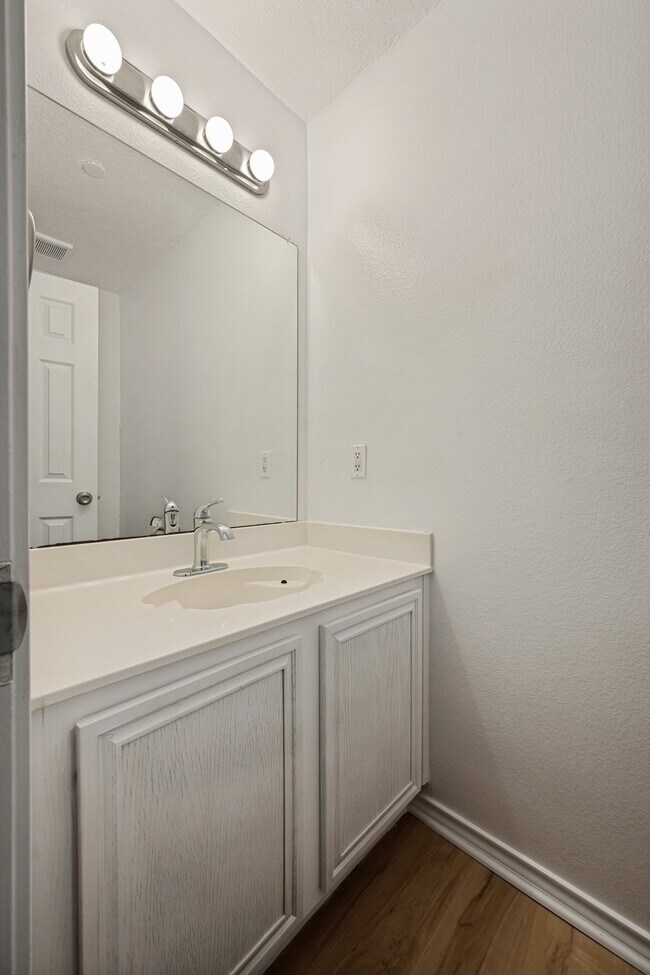 Building Photo - 5518 Heathercrest Dr