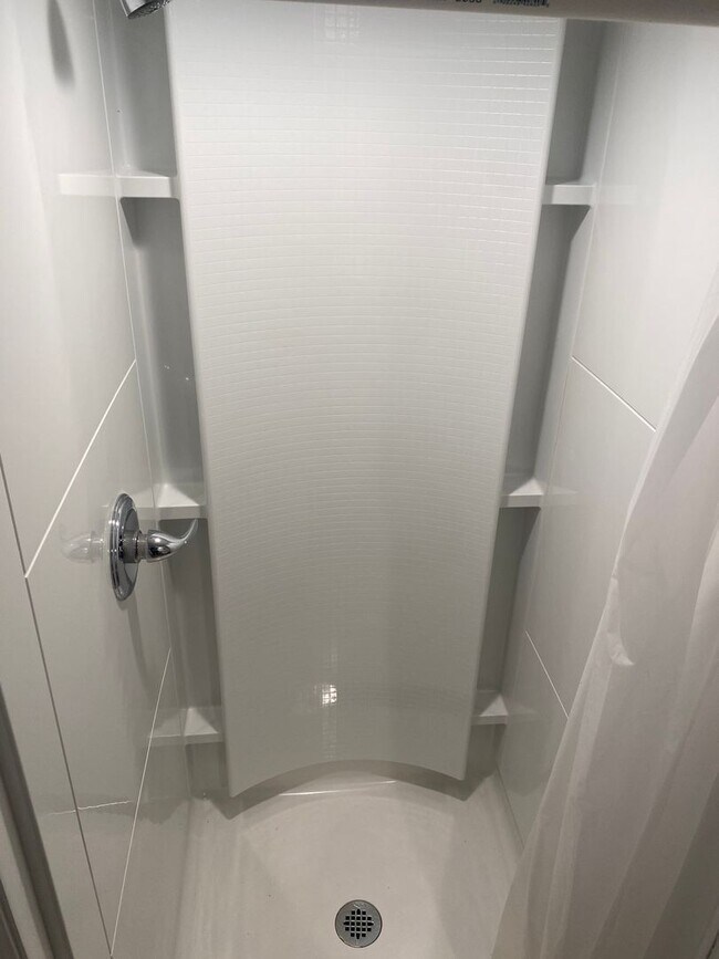 Building Photo - Large 3 bed 2 bath located close to downtown