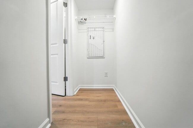 Building Photo - Brand-new three-story townhome in the Univ...