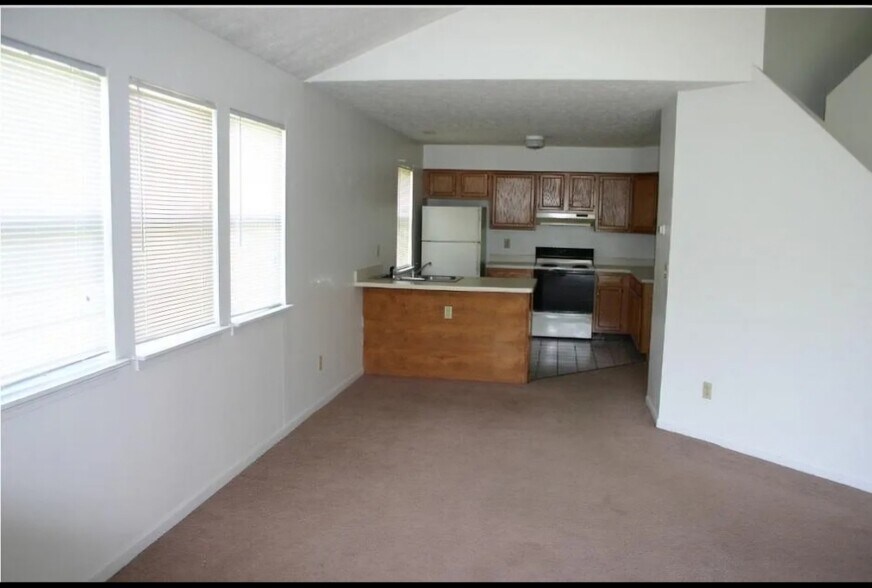 Building Photo - 2043 Rolling Meadows Ln