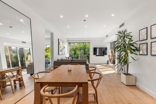 Building Photo - 855 N Croft Ave