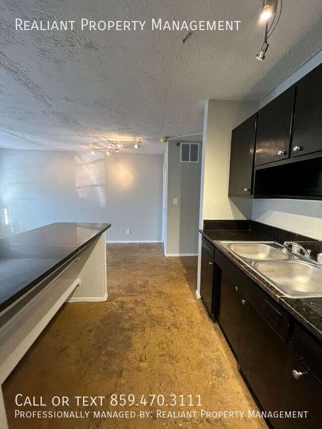 Building Photo - 468 N. Limestone-10