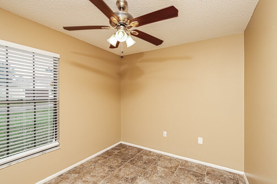 Building Photo - 431 Veronica Ave NE