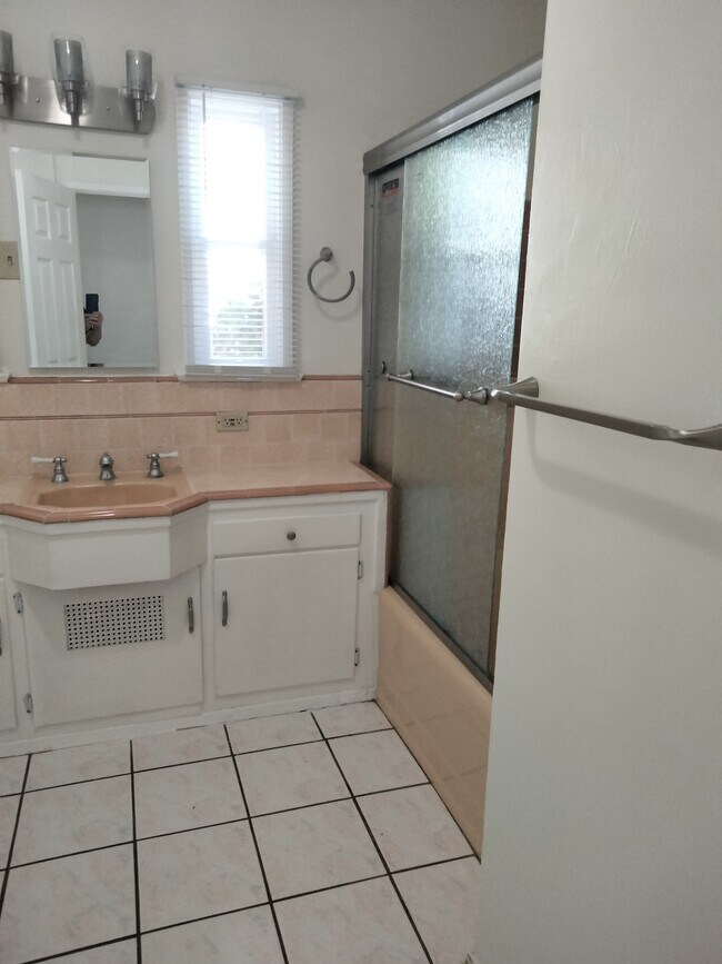 Building Photo - 15235 La Maida St