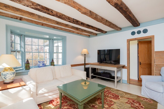 Building Photo - 134 Three Mile Harbor Rd