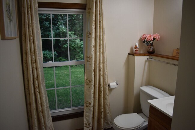 Building Photo - Well maintained, 3 Bedroom single family h...
