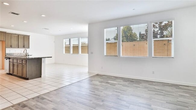 Building Photo - 2832 E Clementine Dr